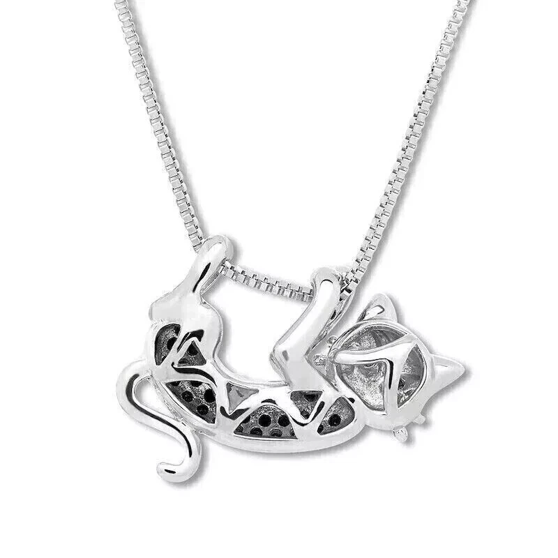 Colgante con dije de gato de diamantes negros simulados de corte redondo de 2 quilates enchapado en oro de dos tonos de 14 k Foto 3 de 4