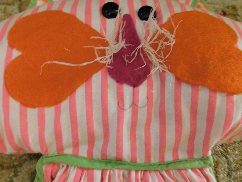 Muito bom estado retrô divertido feito à mão fralda de pano de bebê pendurada gato de pelúcia listrado bolsa rosa divertida! - Imagem 4 de 4