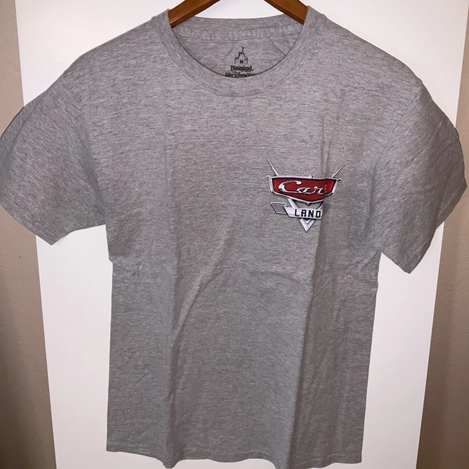 Camiseta Disney Disneyland Resorts Cars Land Gris Hanes Talla Mediana Foto 2 de 4