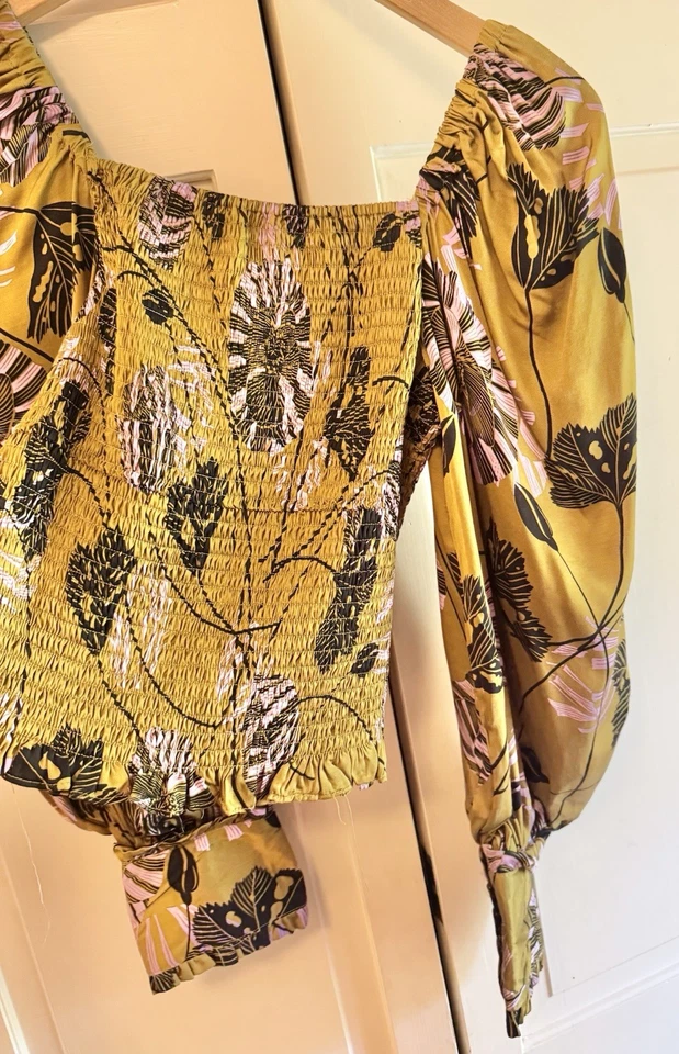 Blusa Karlie Pequeña Verde Oliva, Negra, Rosa Floral Elástica Precio de venta sugerido por el fabricante $99+ Look Años 70’s Foto 2 de 4