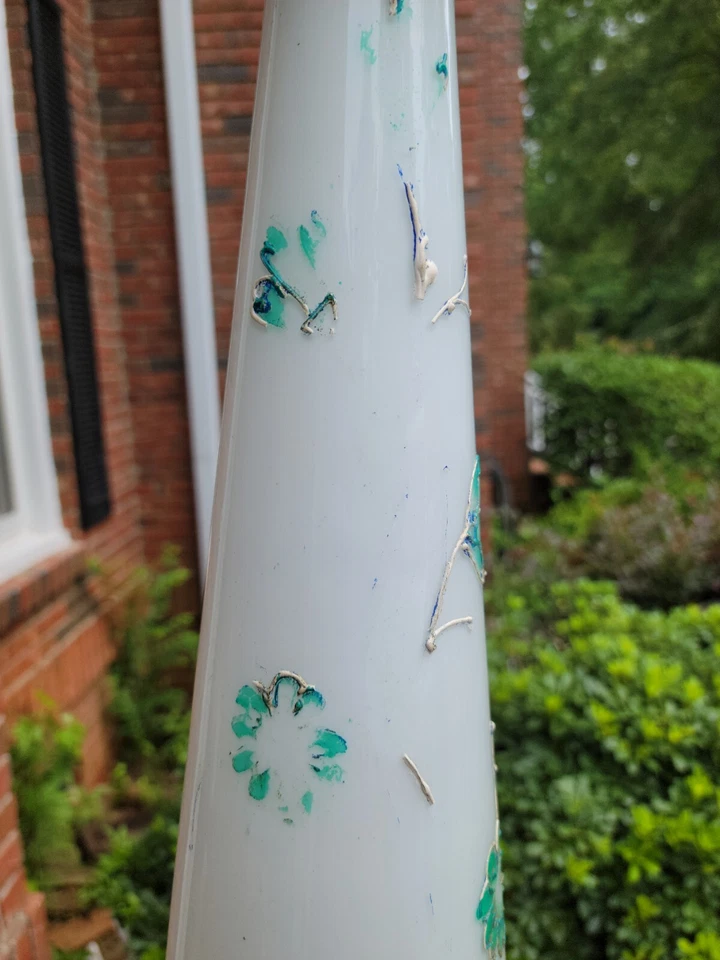 Lámpara de pie Midcentury 47" de vidrio de leche, latón y yeso pintada a mano  Foto 4 de 4