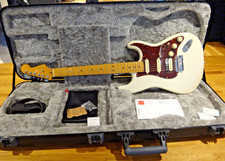 Fender American Ultra Stratocaster® HSS, Maple Fingerboard, Arctic Pearl + Case