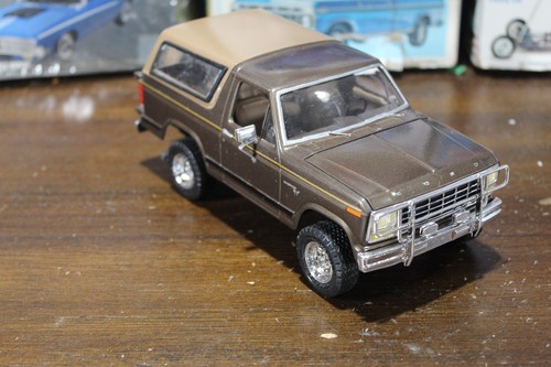 MPC – Ford Bronco 1980 – Maquette 1/25 – 133 Pièces, 17,8 Cm – Kit Niveau 2 – Pour Modélistes Dès 14 Ans