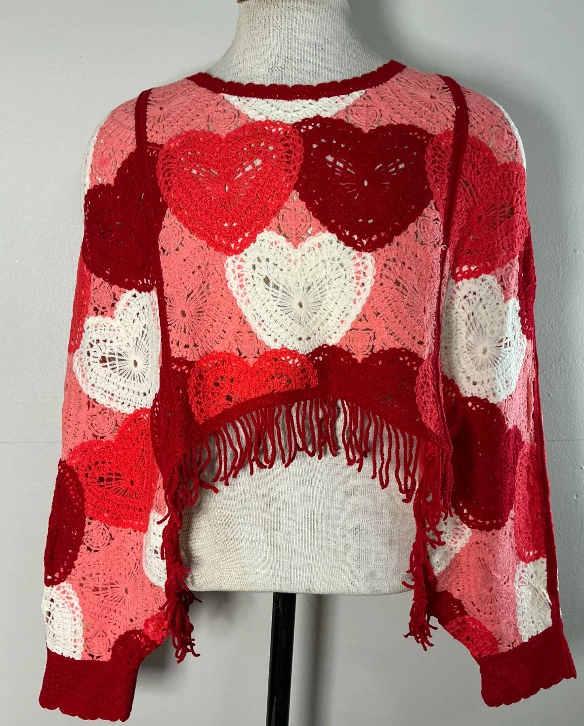 HOUSE OF HARLOW 1960 CROCHET KNIT FRINGE CROPPED PONCHO SWEATER, RED HEARTS, NWT