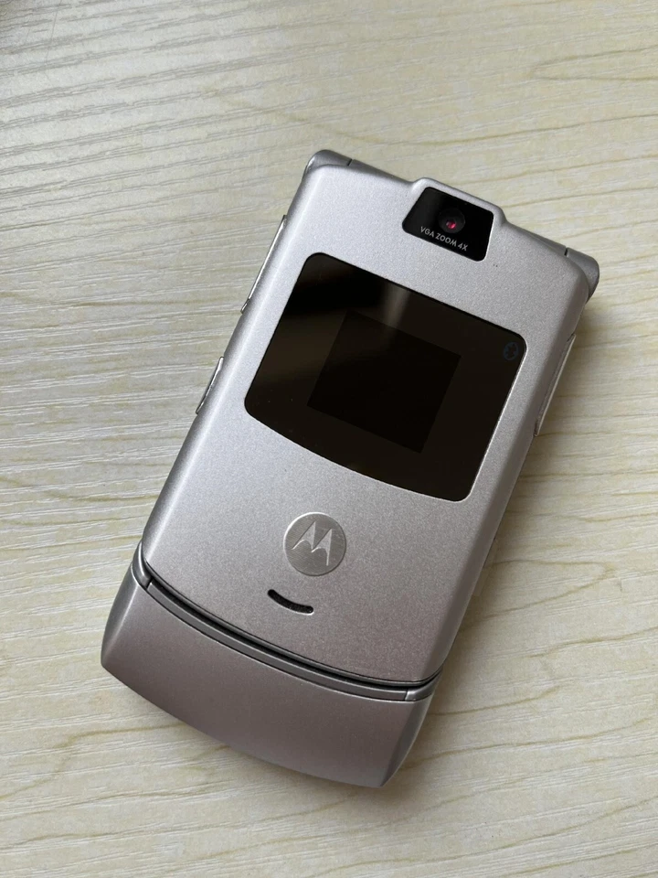 Very New Motorola RAZR V3 Original Unlocked 2.2 inches GSM 850 / 900 / 1800 - Image 4 of 4