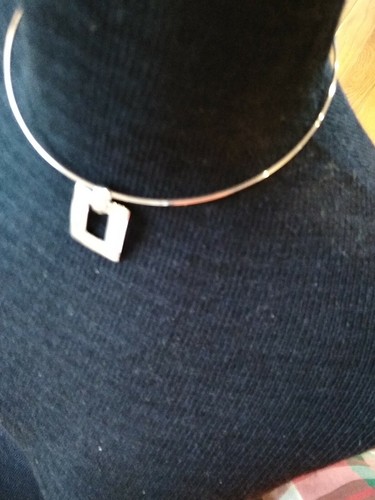 THIN SILVER TONE COLLAR WITH FLOATING FLAT SQUARE NECKLACE