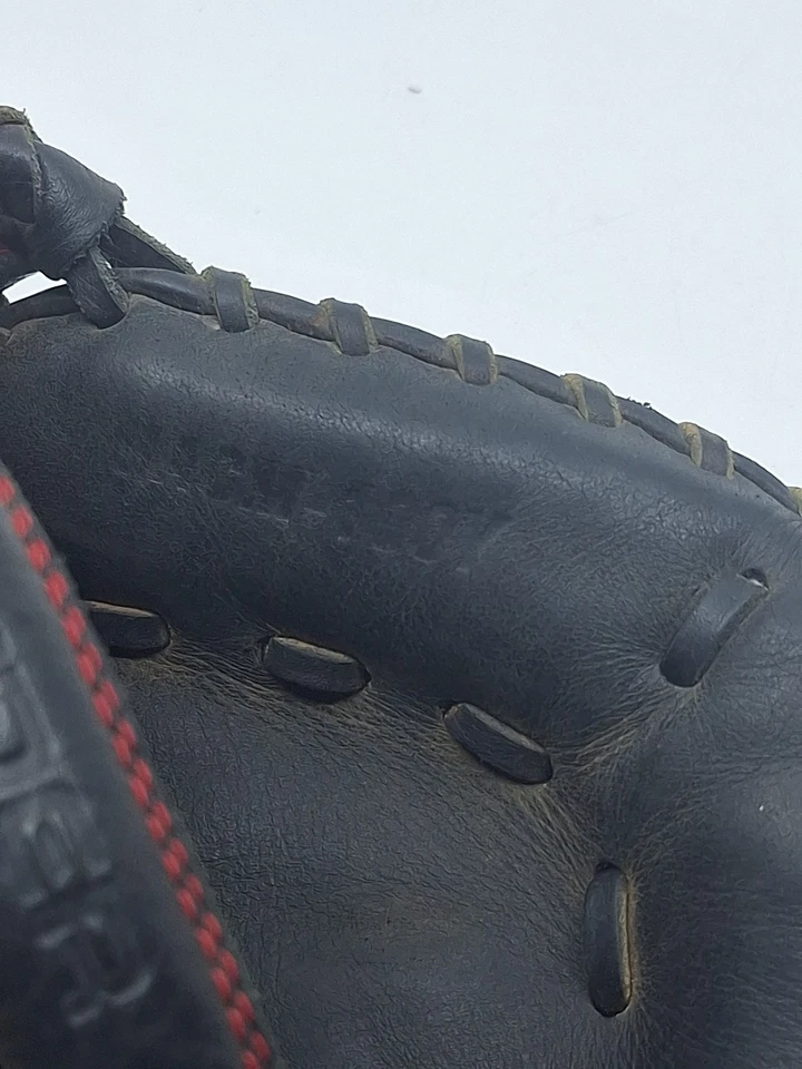 Guante de receptor de béisbol juvenil Under Armour UACM-100Y cuero costuras rojas Foto 2 de 4