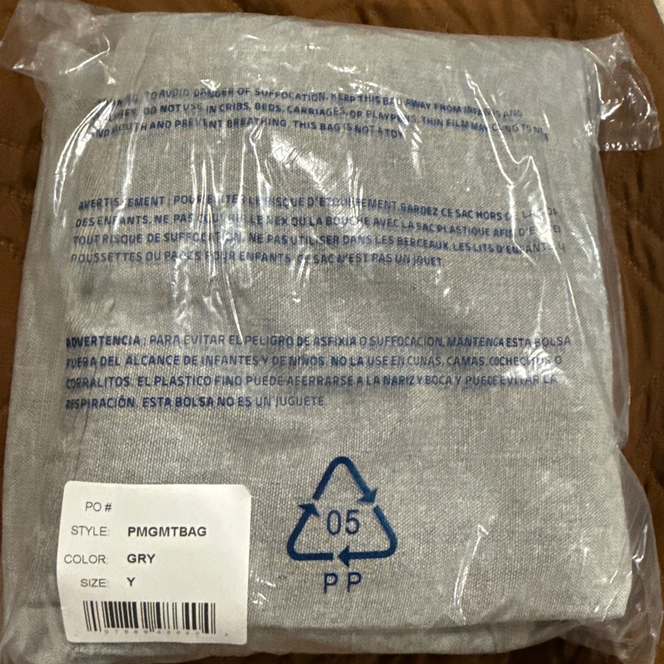 Bolso de ropa gris Peter Millar con logotipo de Peter Millar Foto 2 de 4