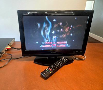 Sharp Aquos 19'' LCD TV LC-19SB280UT w/ Remote Tested Retro Gaming