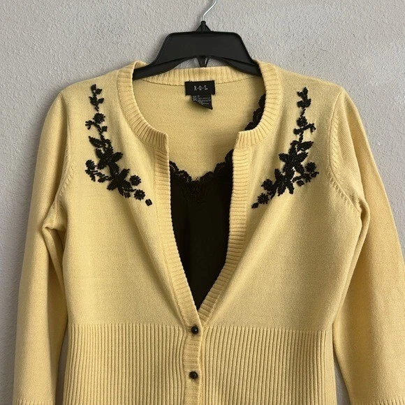 R.Q.T Cárdigan Amarillo con Extensas Cuentas Lentejuelas Construidas Negro Cami Pequeño Foto 2 de 4