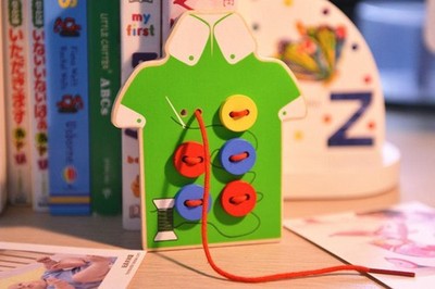 Kinder Holz zum Aufnähen Knopf Perlen Schnürbrett Spielzeug Grün
