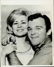 1966 Press Photo Lindsay Crosby and Janet Schwartze after wedding in Las Vegas
