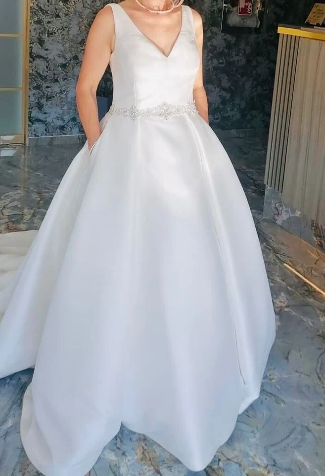 Elegante Abito da Sposa Principessa in Seta Bianca - Scollo a V e Schiena Scop - Immagine 2 di 4