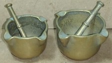 COPPIA PICCOLI MORTAI DA FARMACIA IN BRONZO O OTTONE CON PESTELLI