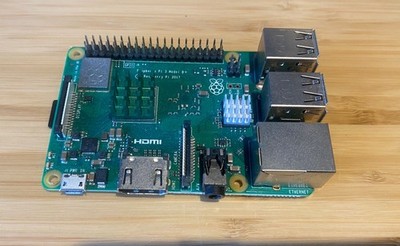 Raspberry Pi 3B+, mit Aluminium Kühlkörpern, graue Schutzhülle + 16GB SD-Karte
