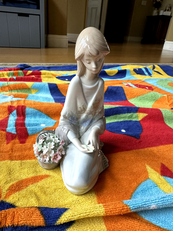Lladro Figurine model# 7607 "Flower Song" Retired 1992/ No Box