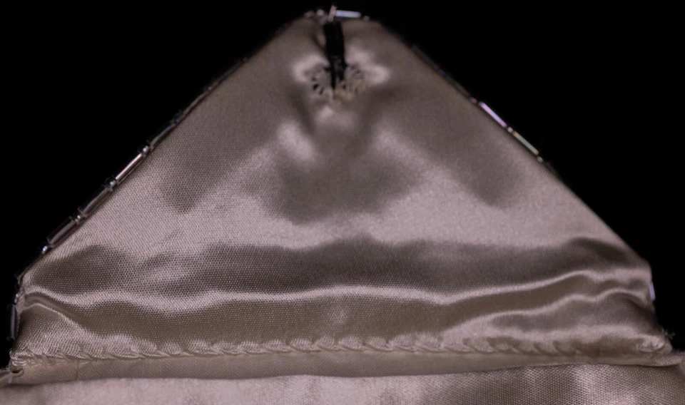 Godey’s 1861 Reproducción Cuentas a Mano Retícula-Crema Satén con Cuentas Iridiscentes Nuevo Foto 3 de 3