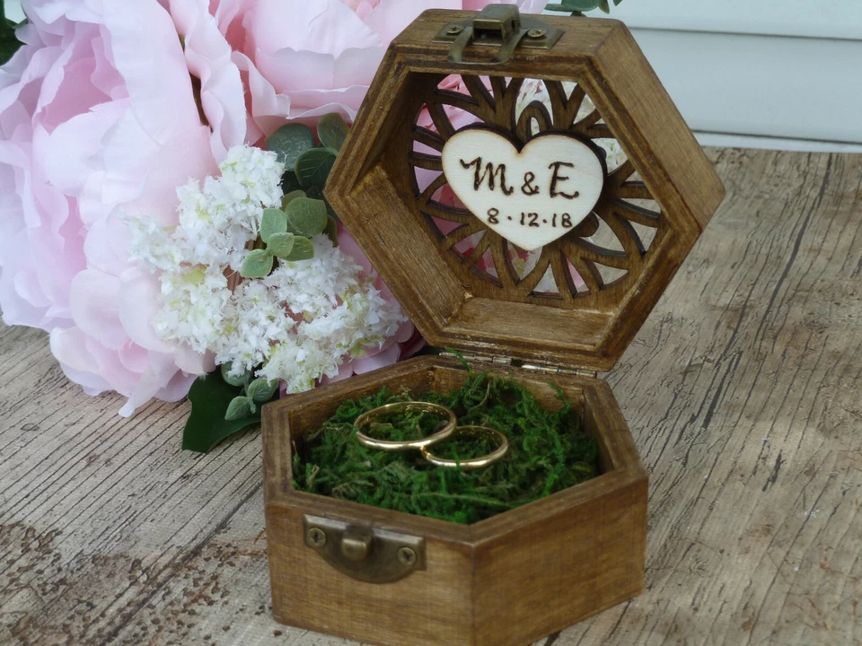 Caja de anillo de boda rústico hexagonal personalizado, portador de anillo de boda. Personalizado. Foto 3 de 3