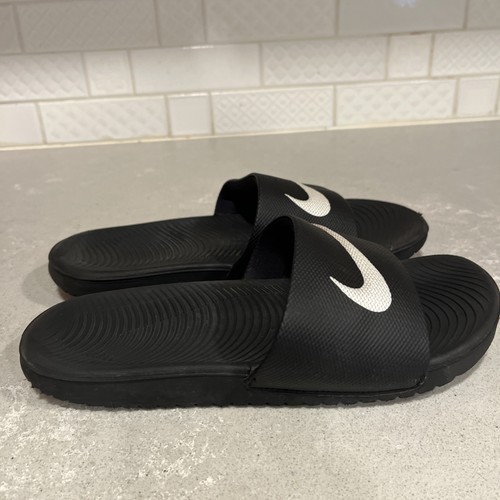 Kids Nike Black And White Kawa Slides Slip On Size 5 Youth Sandals - Picture 2 of 11