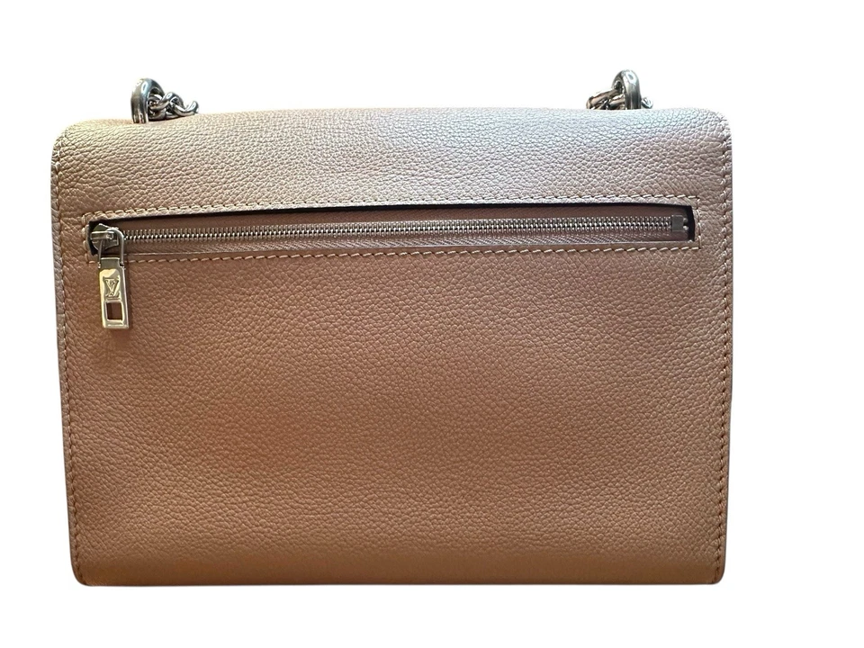 Bolso de hombro Louis Vuitton Lockme con solapa de cadena con herrajes plateados Foto 2 de 4