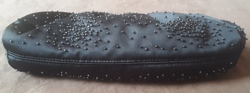 Bolso sin asas de noche con cuentas de satén negro 'Express' Foto 3 de 4