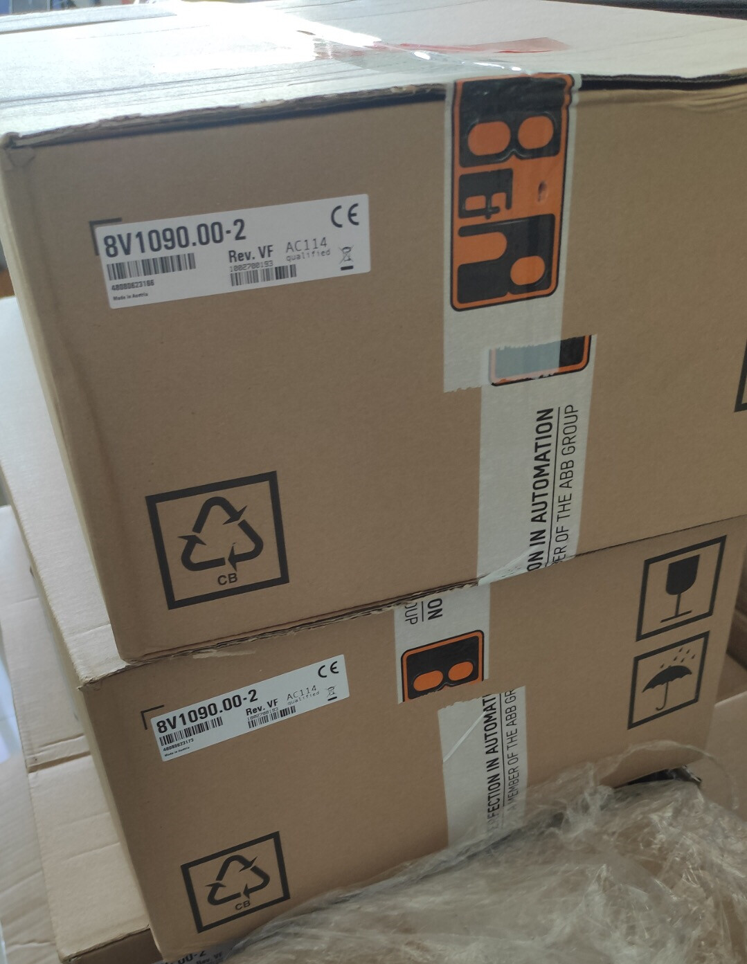 8V1090.00-2 Brand new 8V1090.00-2 B&R Servo Drive fastshipping free shipping