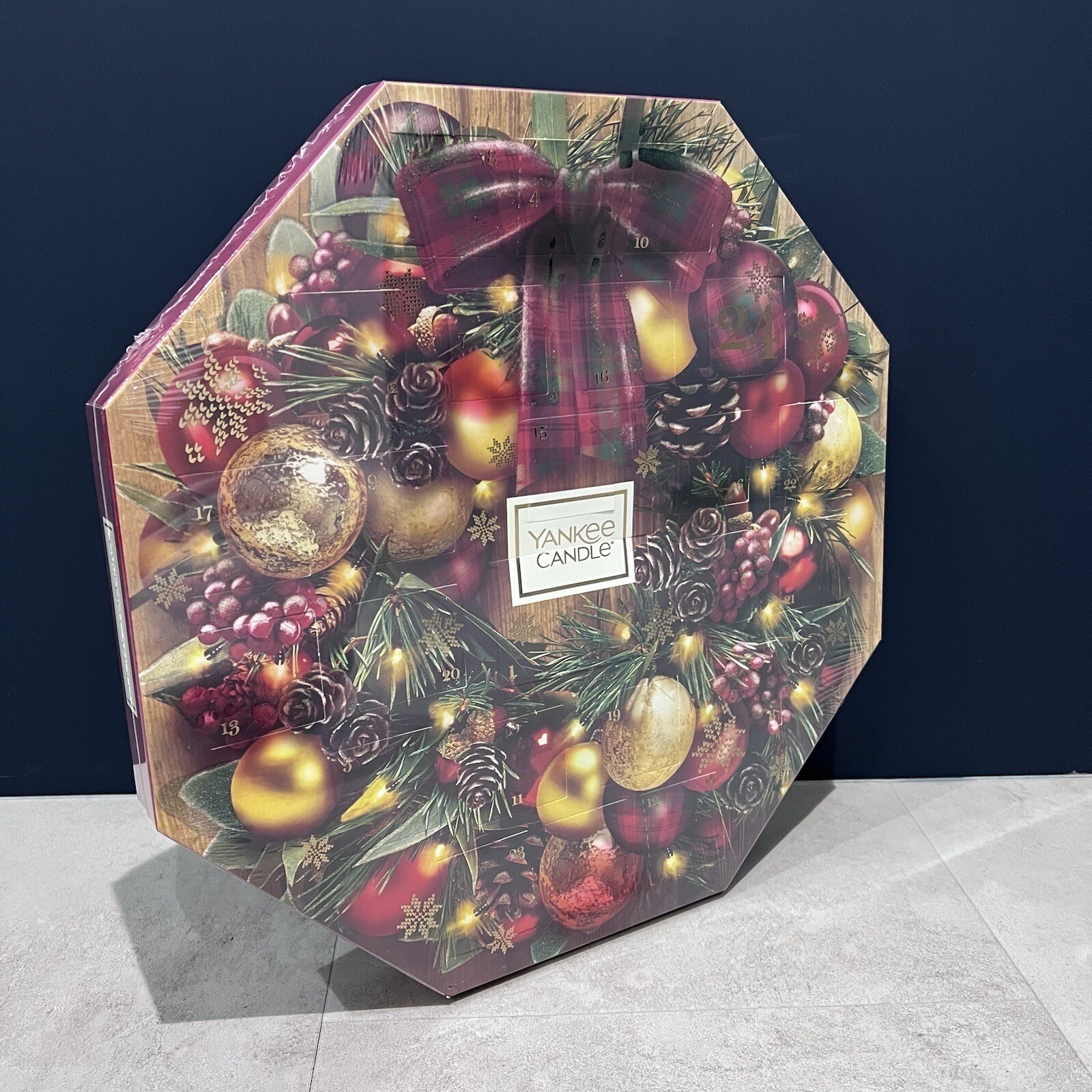 YANKEE CANDLE Advent Christmas Calendar 24 Scented Tea Lights & Holder