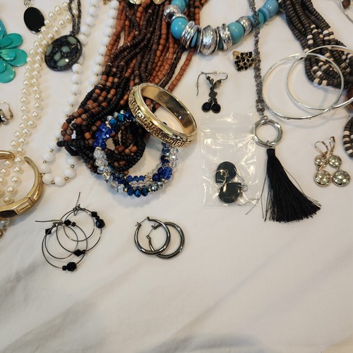 Lot of 3 pounds Costume Jewelry Vintage Now Necklaces bracelets earrings J10 - Picture 9 of 12