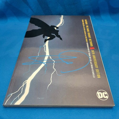 SDCC 2019 BATMAN: THE DARK KNIGHT RETURNS 30th EDITION *SIGNED* by FRANK MILLER - Bild 2 von 3