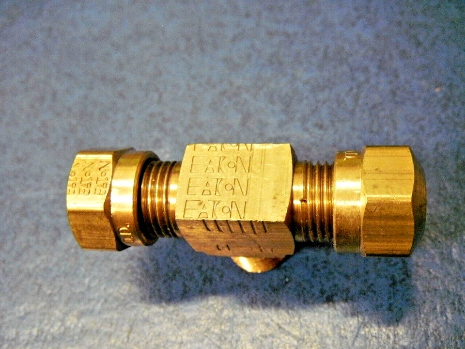 Eaton Brass 1/4" Tube OD Compression x 1/4" Male NPT Center Branch Tee Fitting - Image 2 of 4