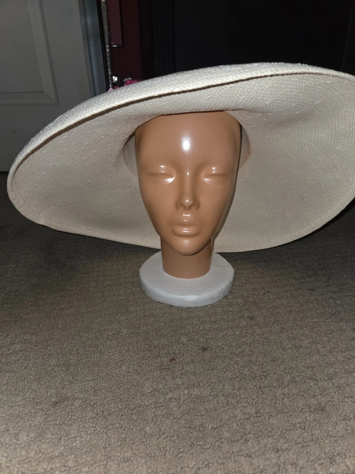 Sombrero de mimbre blanco usado propiedad de Vivien Leigh con flores del estilista Sydney Guilaroff Foto 2 de 4