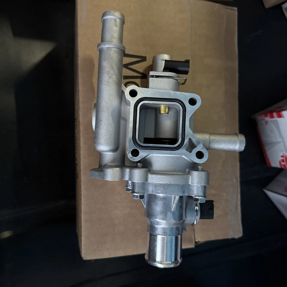 Motor TA2003 | Conjunto de carcasa termostato refrigerante motor Chevy Cruze Foto 3 de 3