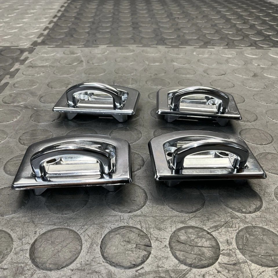 Комплект хромированных оригинальных крючков для крепления петель на багажник грузовой Audi Q5 2009-2017 годов выпуска - Изображение 3 из 4