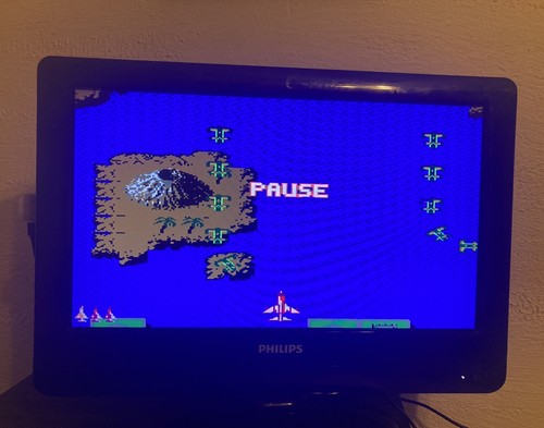Philips 19-Inch 720p LCD HDTV w/ Remote Gaming TV 19PFL3504D/F7 *Tested Working* - Picture 2 of 9