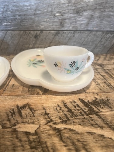 Vtg Set of 2 Federal Milk Glass Patio Snack Plates Atomic Flower Design - Picture 6 of 10