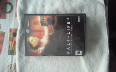  	PC Game Half Life 2 Episode One Rated M   box w/ quick ref guide  Vintage