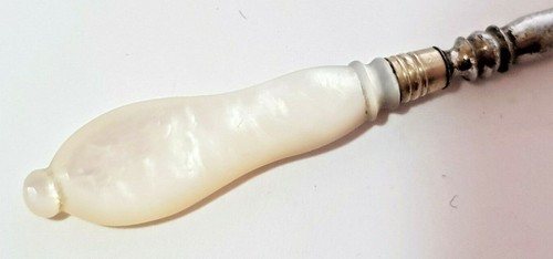 SMALL ANTIQUE BUTTON HOOK - CARVED MOTHER OF PEARL HANDLE 4" - Picture 4 of 6