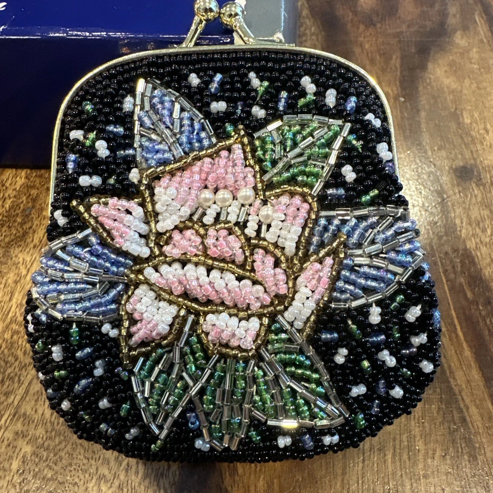 Cartera de cambio elegante para mujer con cuentas de semillas negra con frente floral + espalda floral Foto 2 de 4