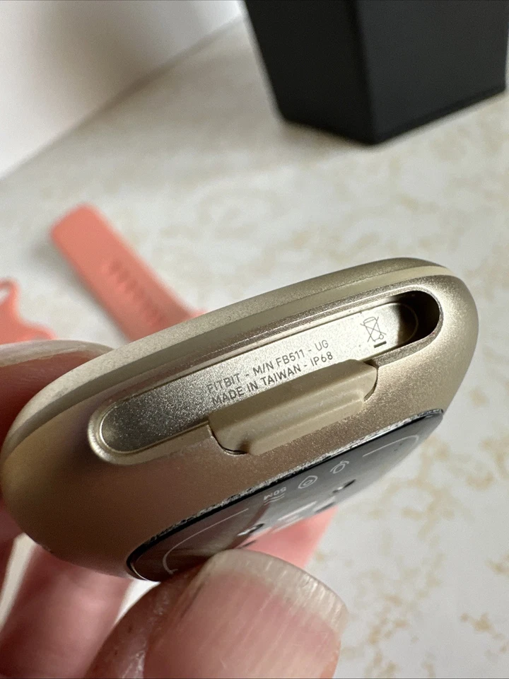 Reloj inteligente Fitbit Versa 3 rastreador de actividad en oro suave, cargador no incluido Foto 3 de 4