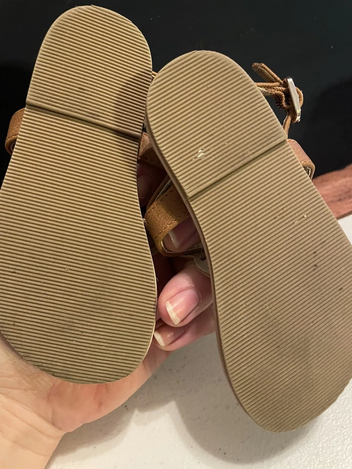 Sandalias mariposa marrones The Children’s Place Girls Suze 5 para niños pequeños Foto 3 de 3