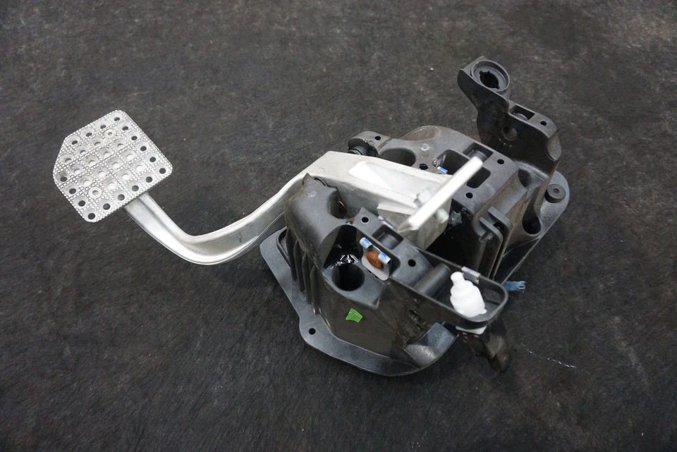 Pedal de freio e conjunto de placa de suporte caixa de câmbio F1 191805 Ferrari California 08-14 - Imagem 3 de 4