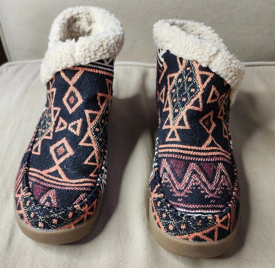 Botas al tobillo Sanuk para mujer con estampado azteca Ojai Sherpa Bootah talla 6 Foto 2 de 4