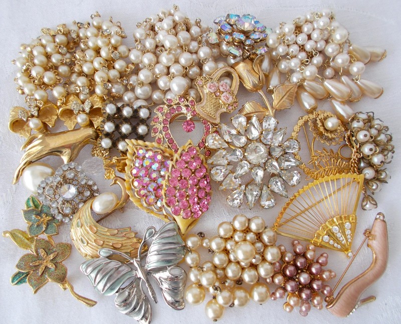 VINTAGE MIXED COLLECTION OF BROOCHES AND TWO PAIR OF CLIP ON EARRINGS 23 PIECES