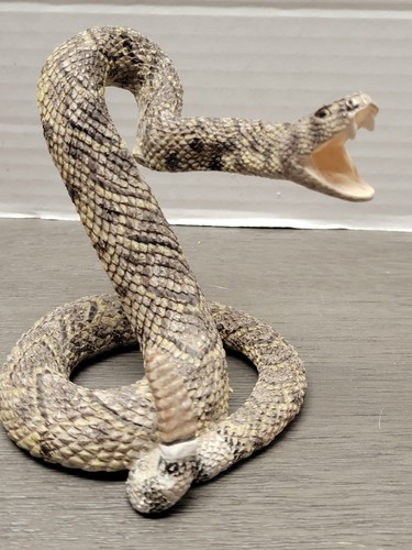 Coiled resin 3 ½” Diamondback Rattler Snake figure statue - Picture 10 of 24