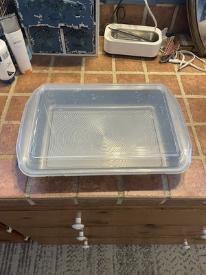 Circulon Nonstick 9'' x 13'' Rectangular Gray Cake Pan with Plastic Lid