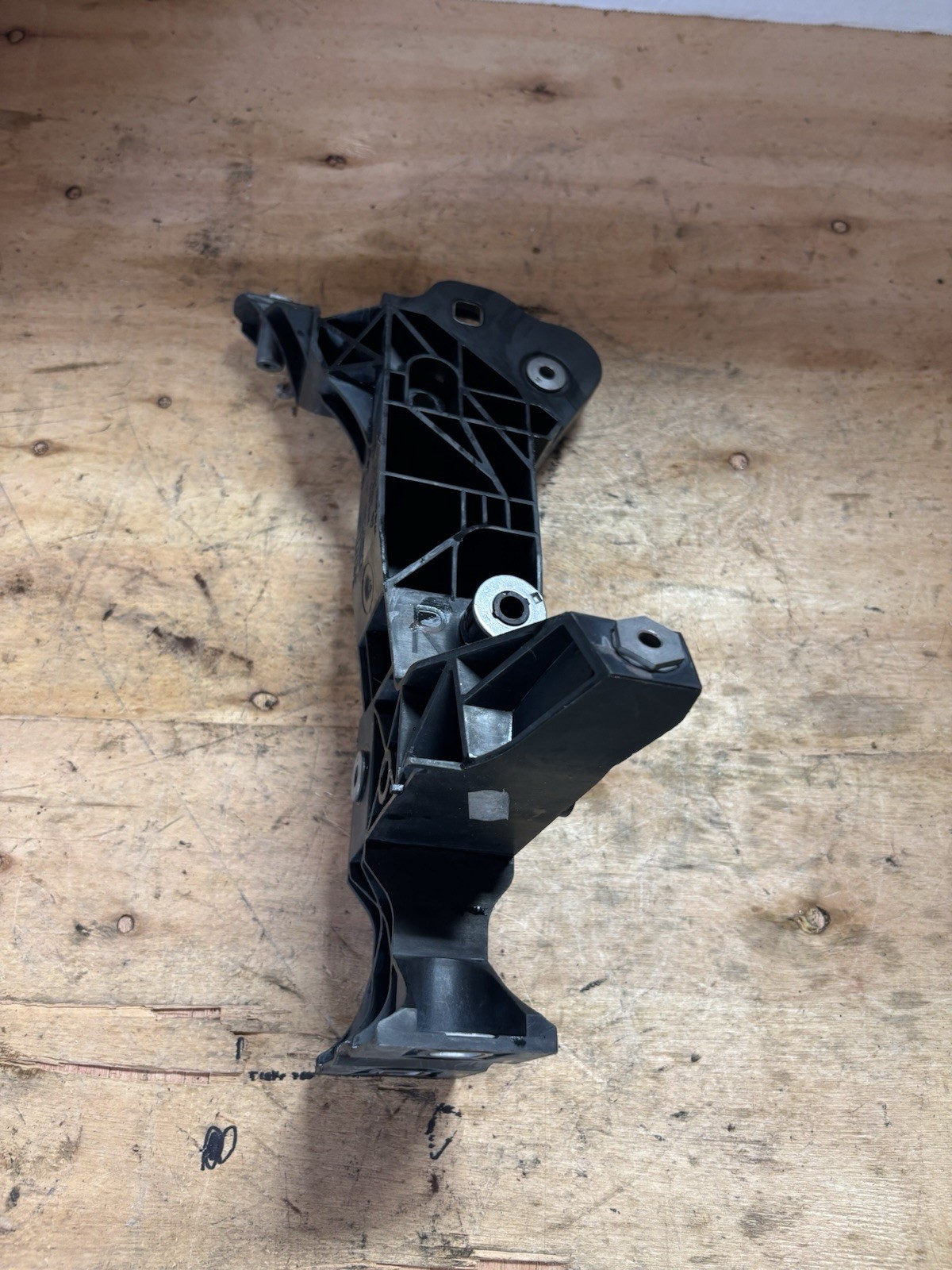 2017-2020 BENTLEY BENTAYGA FRONT RIGHT SIDE HEADLIGHT MOUNT SUPPORT BRACKET OEM
