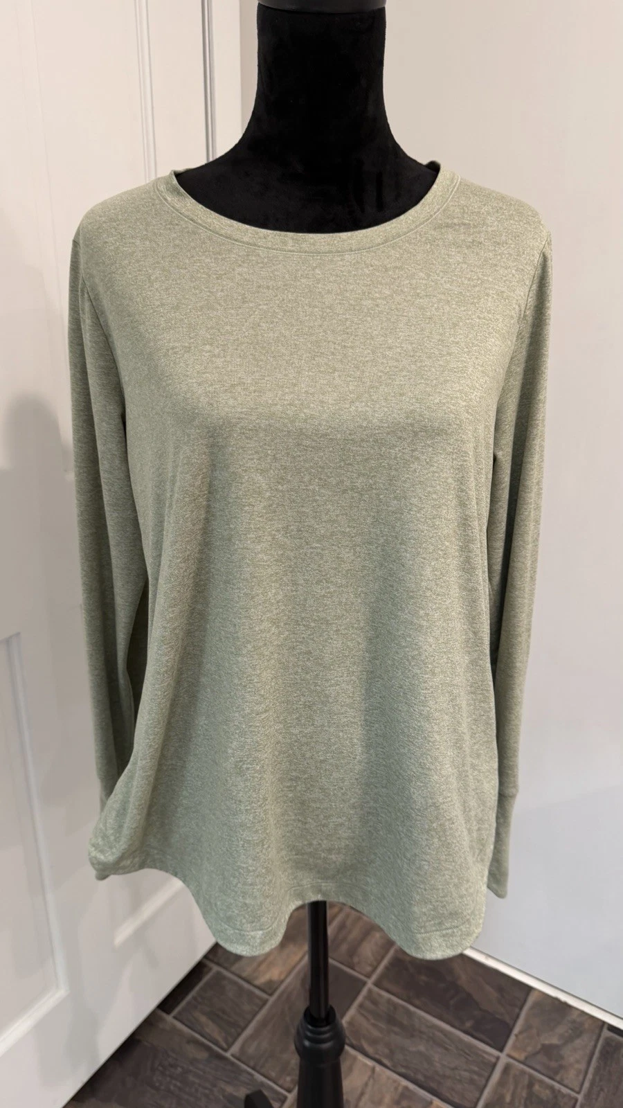 Athleta Top long sleeve pullover top Size Large activewear Athletic Uptempo