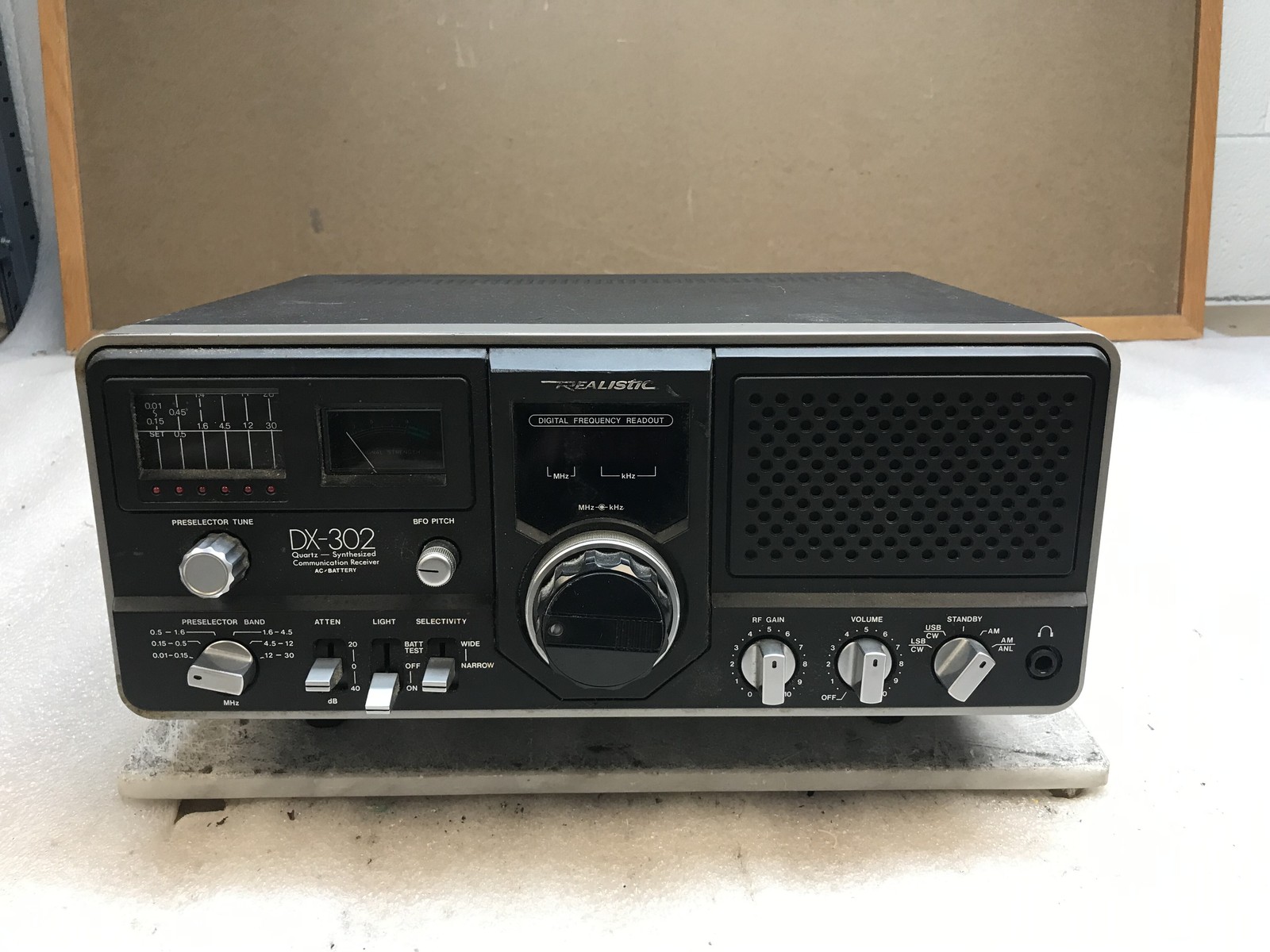 Vintage Realistic DX-302 5 Band CommReceiver Quartz Synthesizer - Read Desc