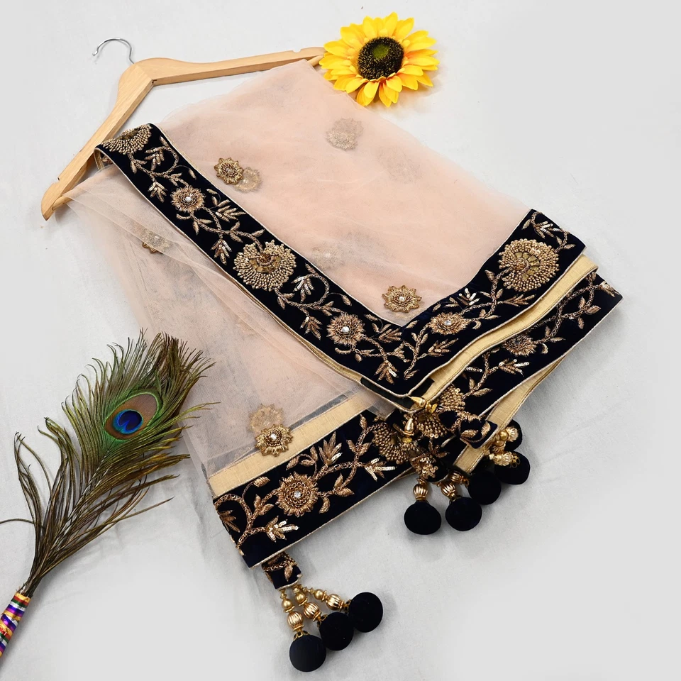 Red de melocotón Dupatta pesada de colección bordada a mano por el diseñador Sabyasachi Veil Foto 3 de 4