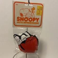 Snoopy Auto Refreshener Vintage Peanuts NOS Hollywood Accessories Heart